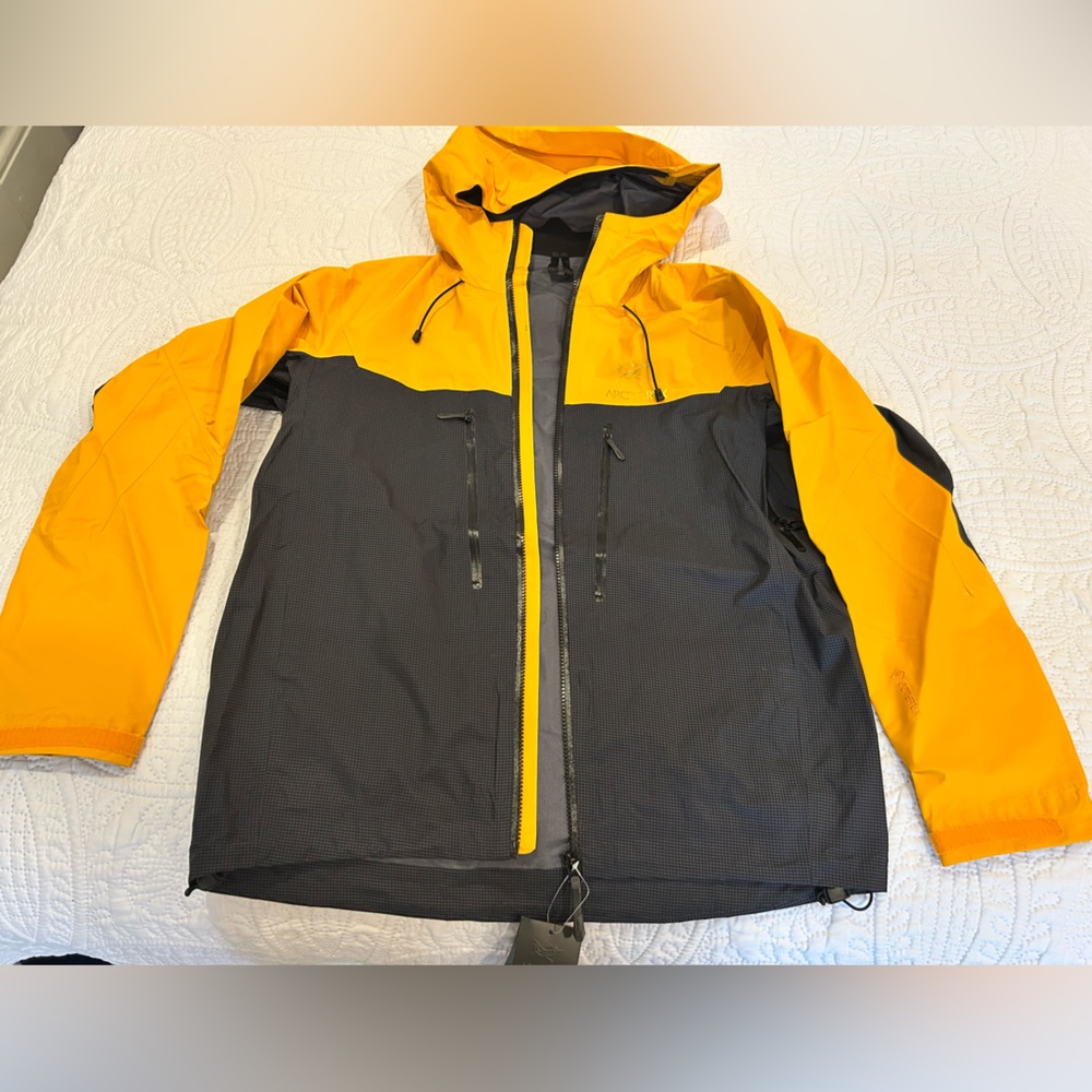 Arc’Teryz Beta Yellow and Black Jacket lightweight